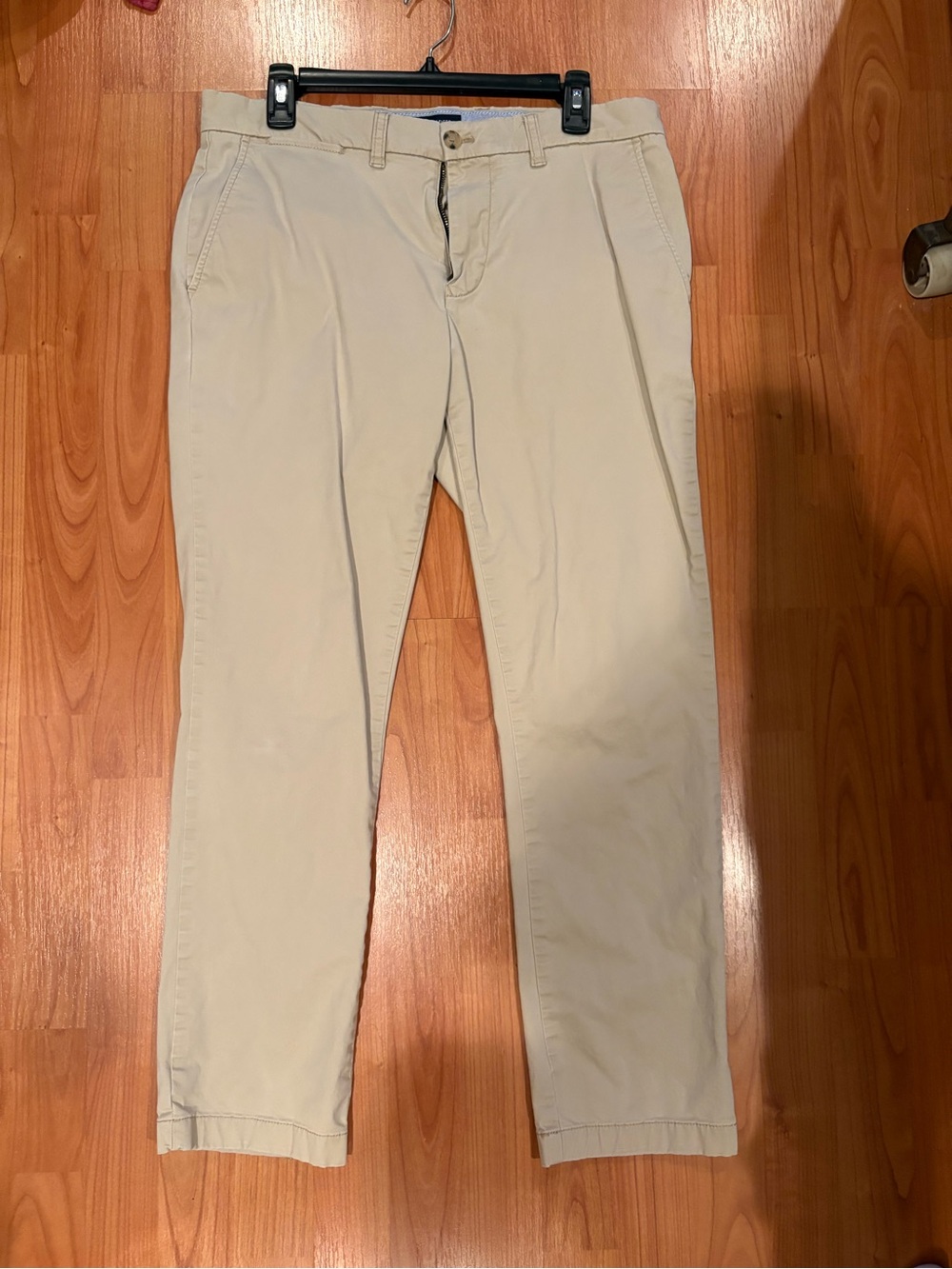 Tommy Hilfiger Men's Classic Chino Pants in Khaki. Slim 33/30